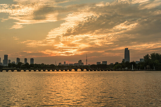 苏州京杭大运河宝带桥日落夕阳