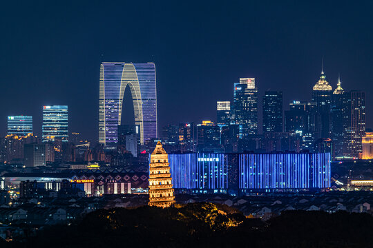 苏州东方之门与虎丘塔同框夜景