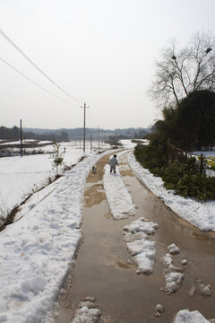 乡村雪景小孩