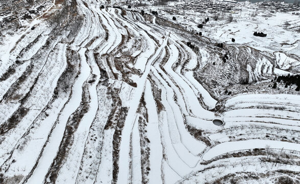 航拍山东枣庄山亭区梯田雪景