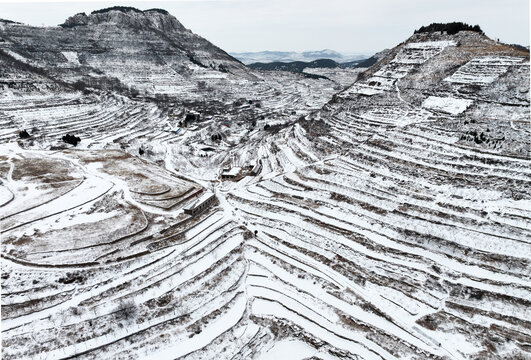 航拍山东枣庄山亭区梯田雪景