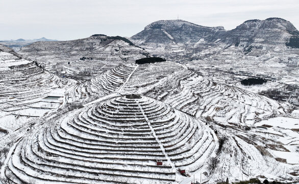 航拍山东枣庄山亭区梯田雪景