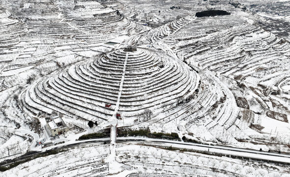 航拍山东枣庄山亭区梯田雪景