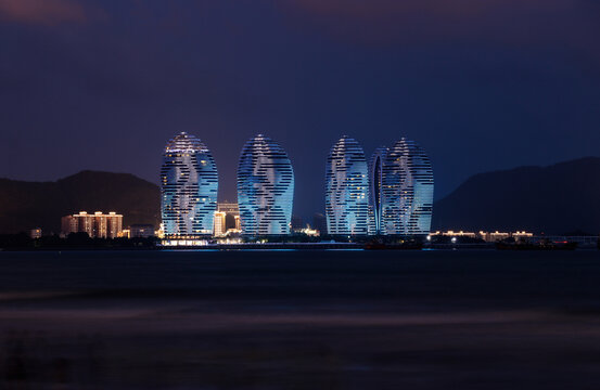 海南三亚湾夜景