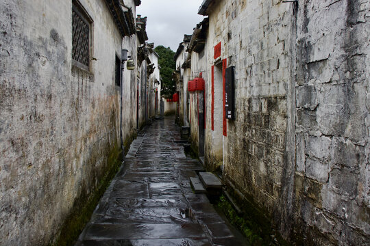 雨后的徽州古民居长巷