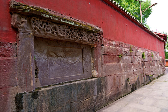 寺庙红墙石刻