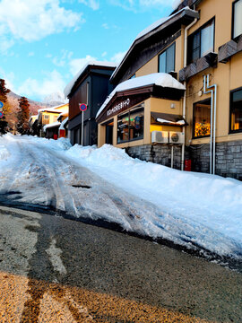 日本大山滑雪场雪山木屋高清图片