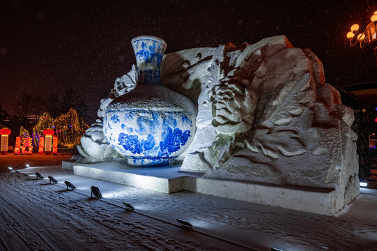 节日里中国长春街道边的雪雕