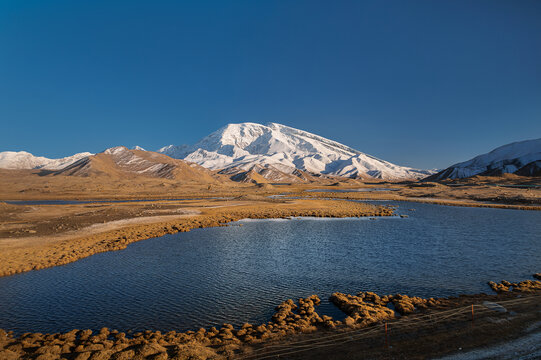 新疆喀什慕士塔格峰雪山