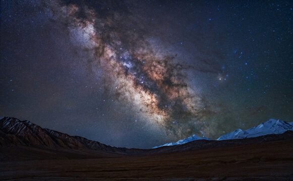 新疆塔县雪山银河星空