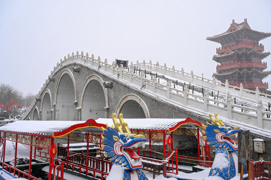 开封清明上河园大雪建筑灯笼雪景