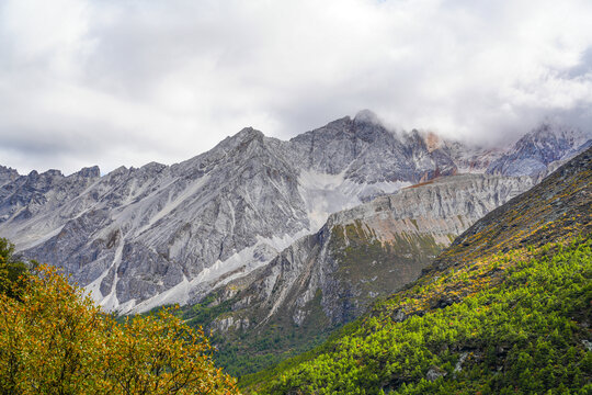 稻城亚丁雪山牛奶海珍珠海