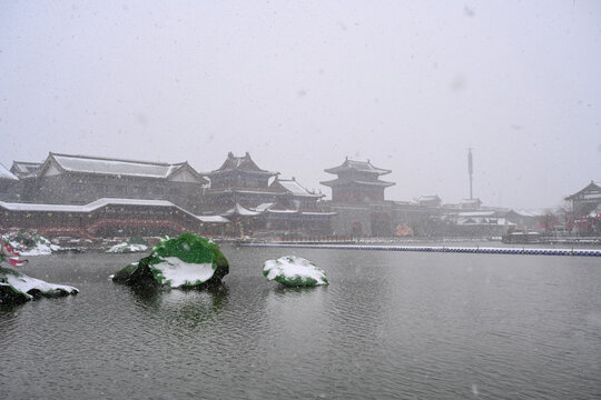 开封清明上河园大雪建筑灯笼雪景