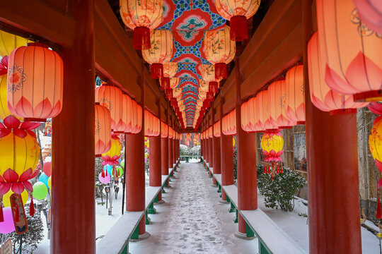 开封清明上河园大雪建筑灯笼雪景