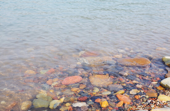 江边水波纹各色各样的光滑小石头