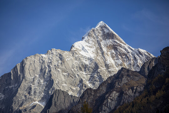 四姑娘山景区雪山风光