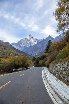 去往雪山的公路