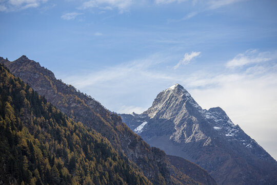 四姑娘山景区雪山风光