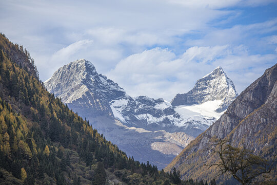 四姑娘山景区雪山风光