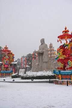 开封清明上河园大雪建筑灯笼雪景