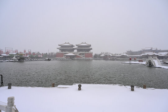 开封清明上河园大雪建筑灯笼雪景