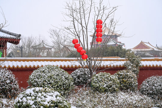 开封清明上河园大雪建筑灯笼雪景