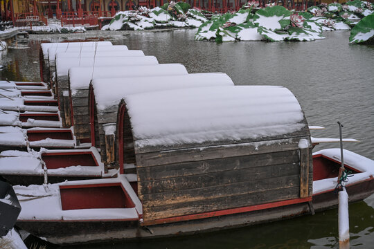 开封清明上河园大雪建筑灯笼雪景