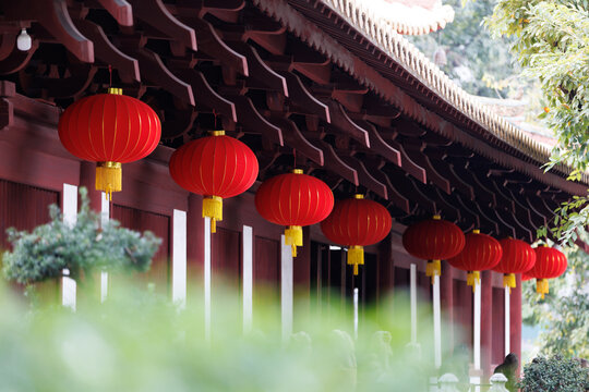 广州光孝寺悬挂在屋檐下的红灯笼