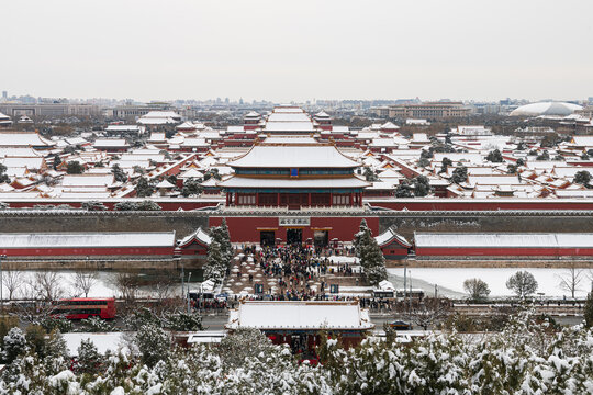景山上俯瞰雪后的故宫博物院