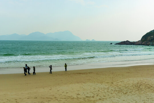 海边沙滩冲浪