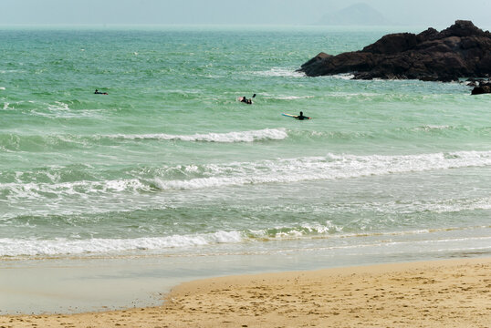 海边沙滩冲浪