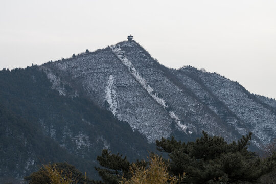 瞭望亭伫立在白雪皑皑的山峰上