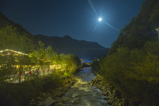 秦岭月夜