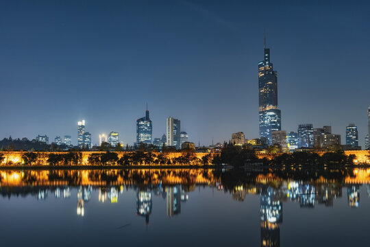 南京玄武湖紫峰大厦夜景