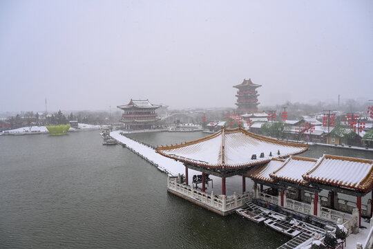 开封清明上河园大雪建筑灯笼雪景