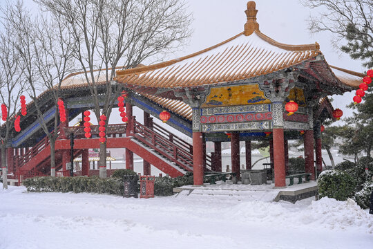 开封清明上河园大雪建筑灯笼雪景