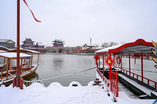 开封清明上河园大雪建筑灯笼雪景