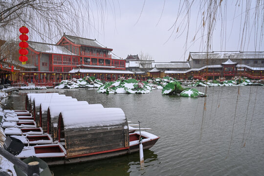 开封清明上河园大雪建筑灯笼雪景