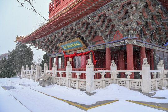 开封清明上河园大雪建筑灯笼雪景