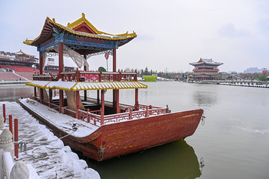 开封清明上河园大雪建筑灯笼雪景