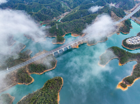 云海下的千岛湖风光