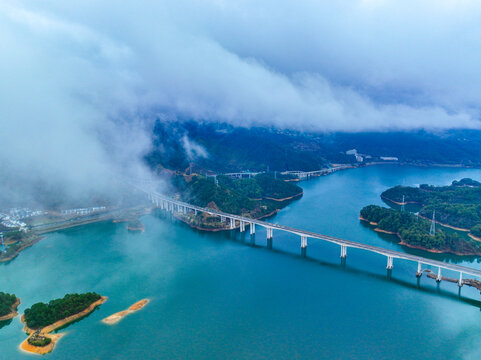 航拍云海下的千岛湖高速公路