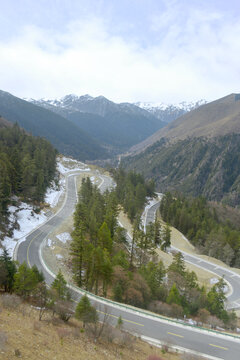 四川阿坝夹金山五道拐盘山公路