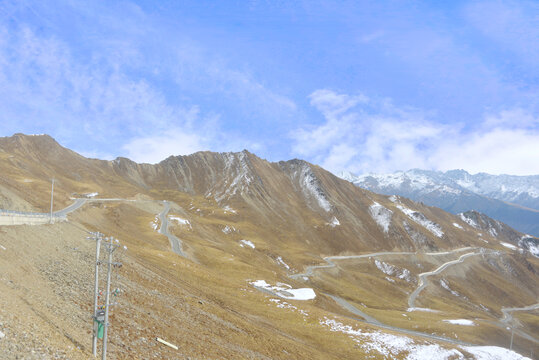 阿坝夹金山雪山五道拐盘山公路