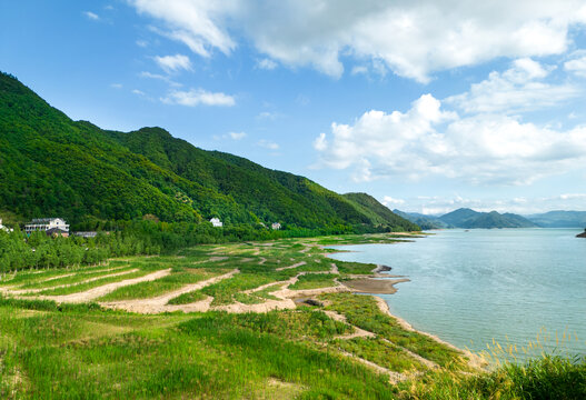 长潭水库晴空万里绿草地