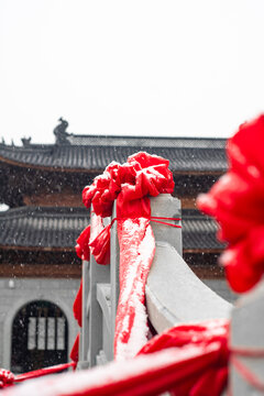 绸布大红花红绸缎雪景