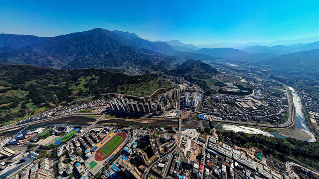 荥经县城经河沿岸新南门全景