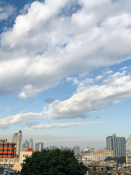 蓝天白云都市风景