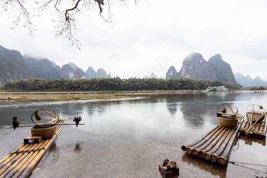 中国广西桂林阳朔漓江烟雨雾奇观