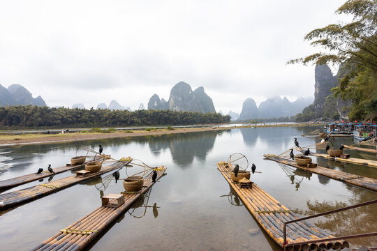 中国阳朔桂林漓江烟雨雾海奇观